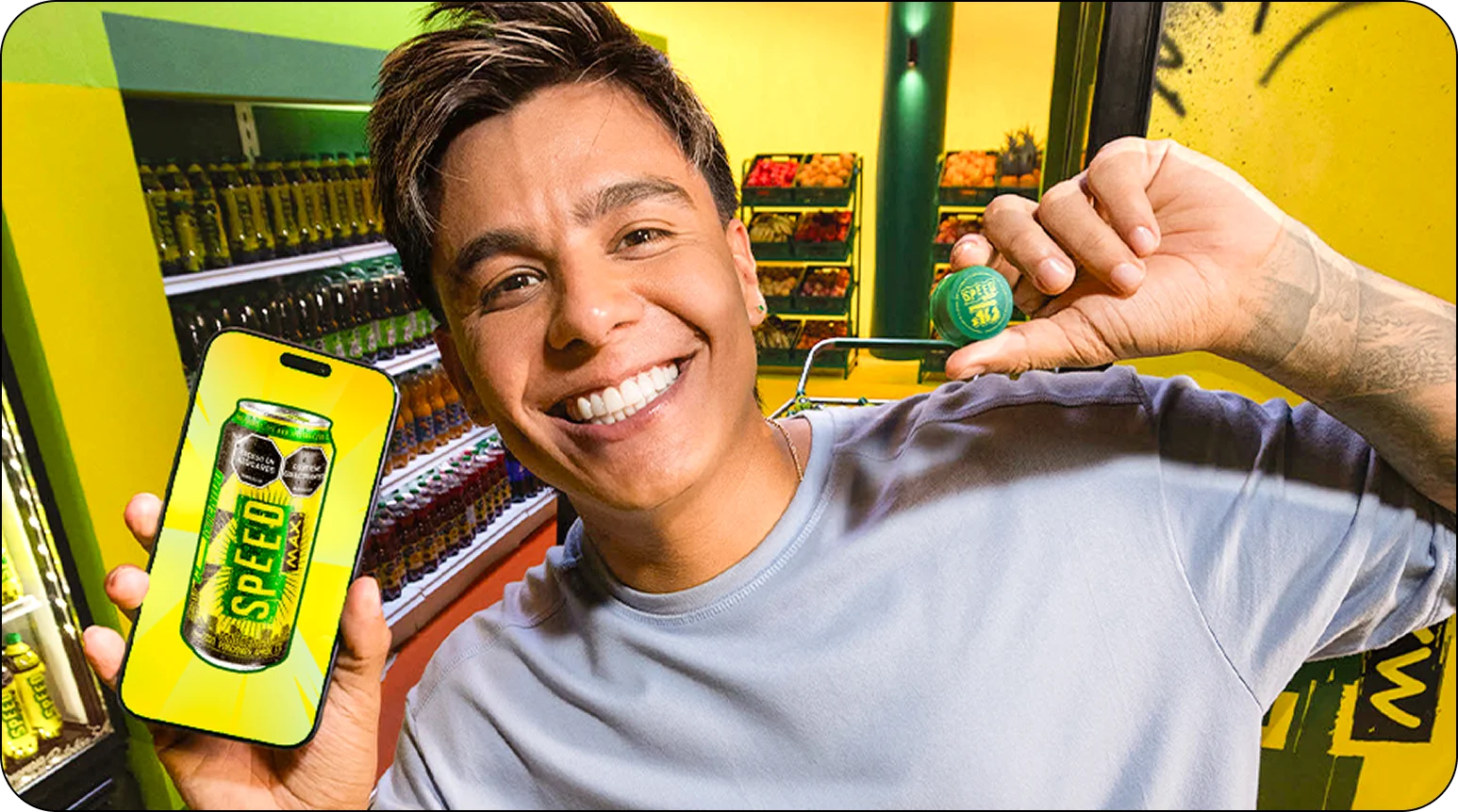 Hombre sonriendo en una tienda con un celular y una tapa de Speed Max en la mano
